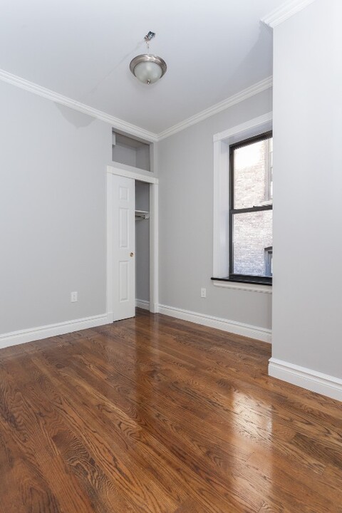 309 W 97th St in New York, NY - Building Photo