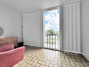 1005 Country Club Dr, Unit 404 in Margate, FL - Building Photo - Building Photo