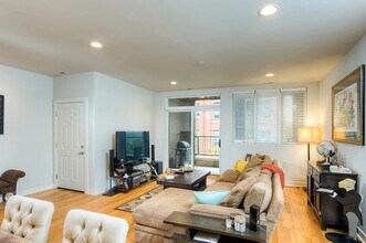693 N Peoria St in Chicago, IL - Building Photo - Building Photo