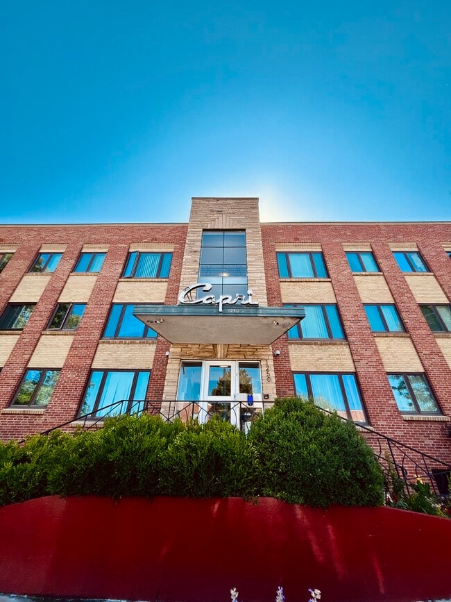 The Capri Apartments in Denver, CO - Foto de edificio - Building Photo