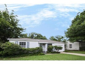 2912 W Clarendon Dr in Dallas, TX - Building Photo