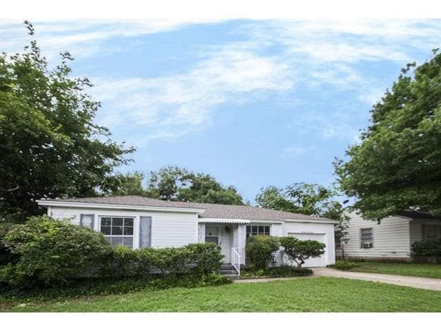 property at 2912 W Clarendon Dr