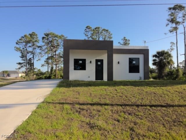 935 Panda Dr in Lehigh Acres, FL - Building Photo