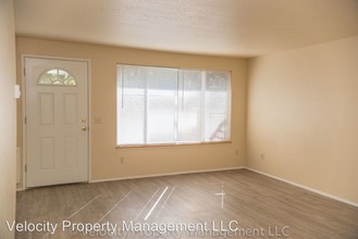 532 SE Centennial St in Bend, OR - Foto de edificio - Building Photo