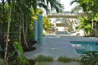 7911 SW 55th Ave in Miami, FL - Building Photo - Building Photo