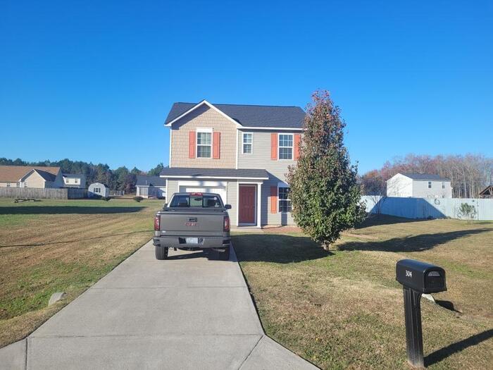 304 Hazel Dr in Stantonsburg, NC - Building Photo