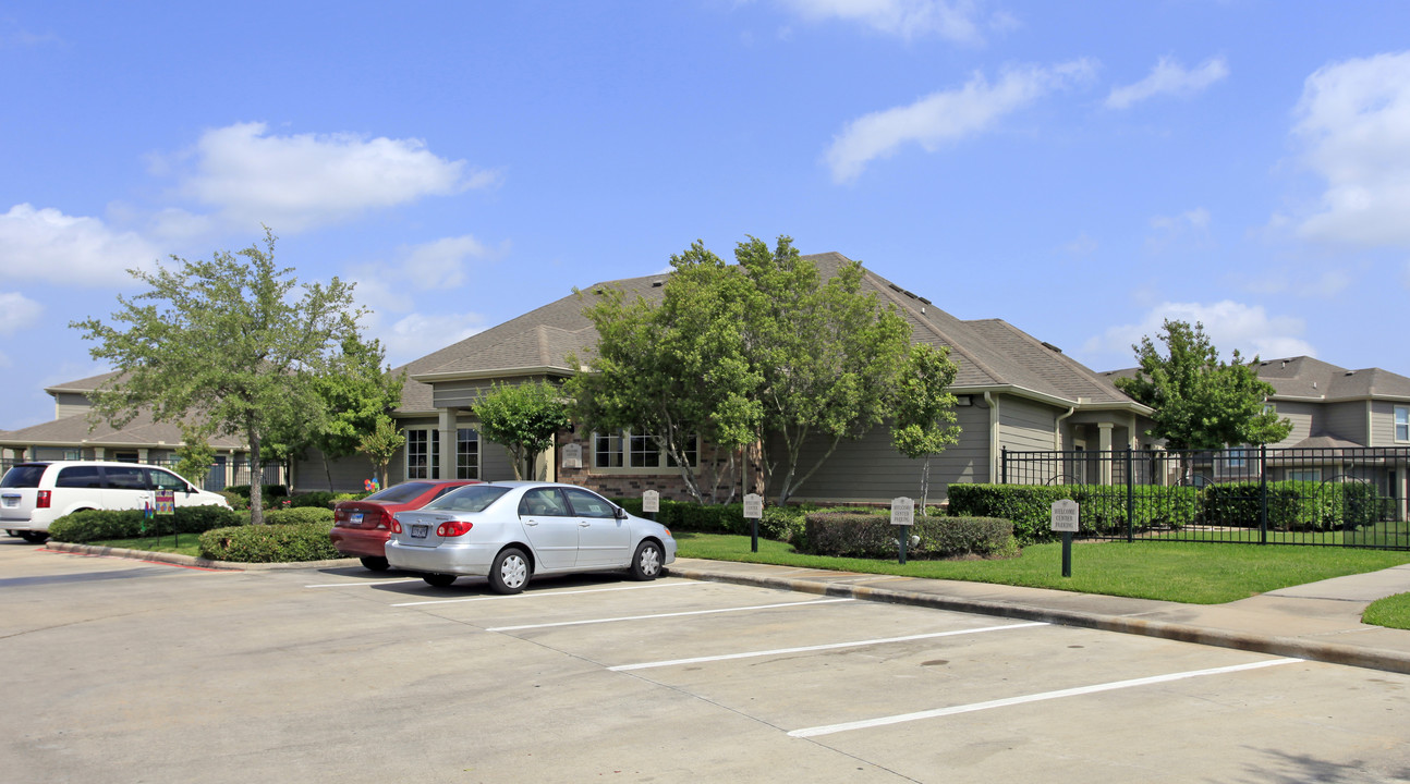 Highland Meadow Village in Houston, TX - Building Photo