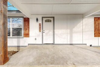 2802 N Masters Dr in Dallas, TX - Building Photo - Building Photo