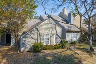 Hidden Oaks Townhomes in Irving, TX - Building Photo