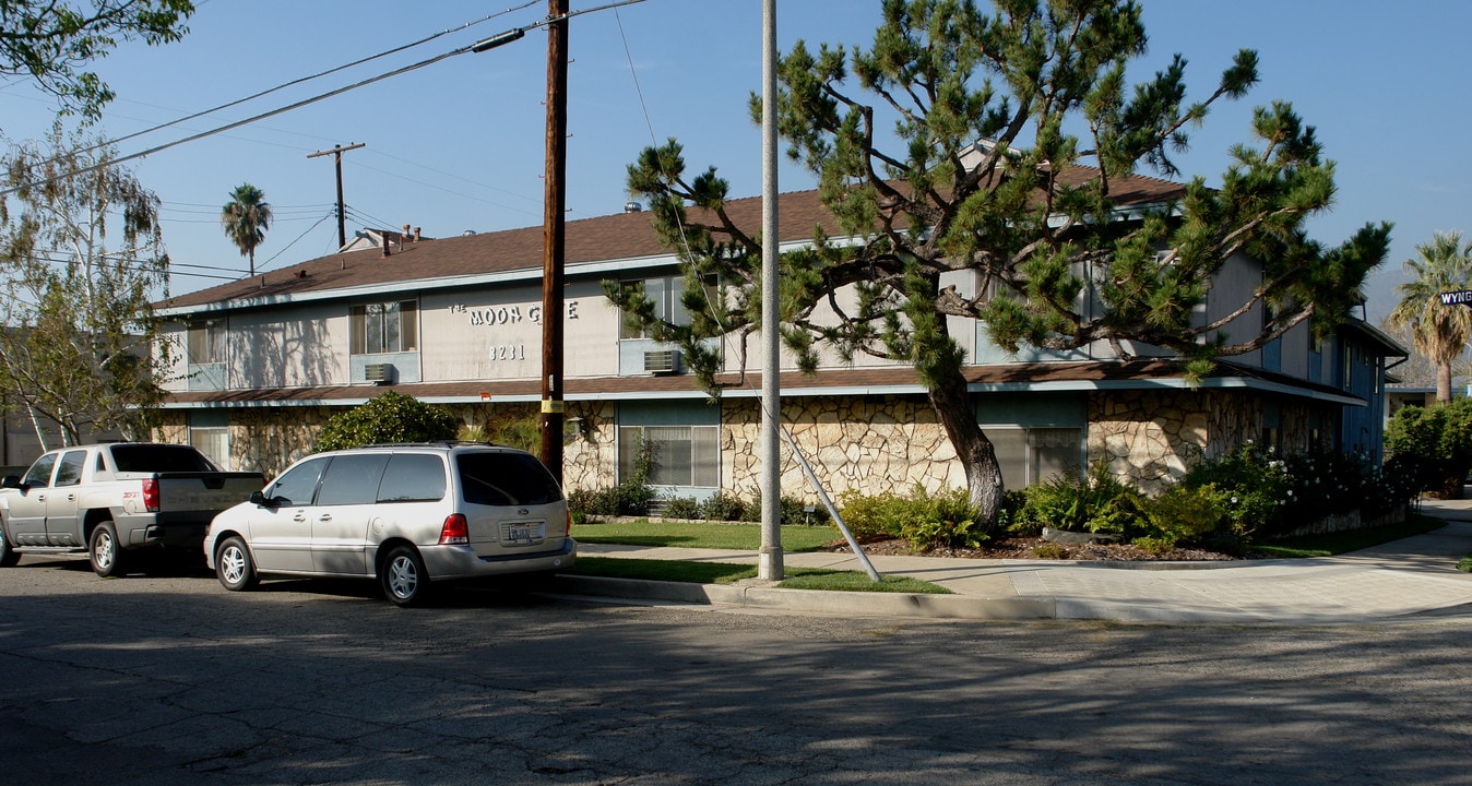 8231 Wyngate St in Sunland, CA - Foto de edificio