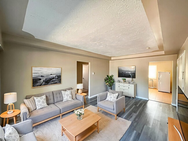 Hillside Place in Surrey, BC - Building Photo - Building Photo