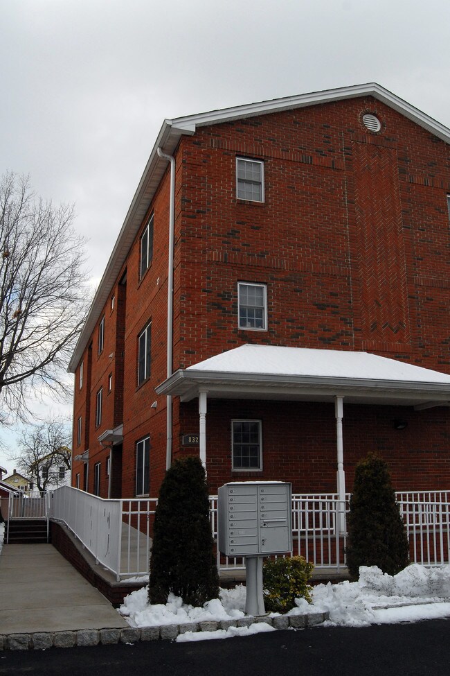 830-832 Bayway Ave in Elizabeth, NJ - Foto de edificio - Building Photo