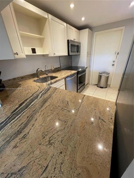 3100 N Palm Aire Dr, Unit 204 in Pompano Beach, FL - Building Photo - Building Photo