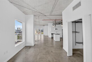 10 SW South River Dr, Unit PHI01 in Miami, FL - Foto de edificio - Building Photo