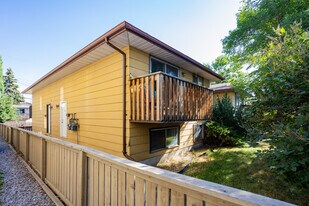 7712 Bowness Rd NW in Calgary, AB - Building Photo