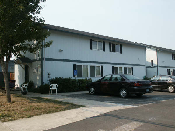 1003 Ferry St in Dayton, OR - Foto de edificio - Building Photo