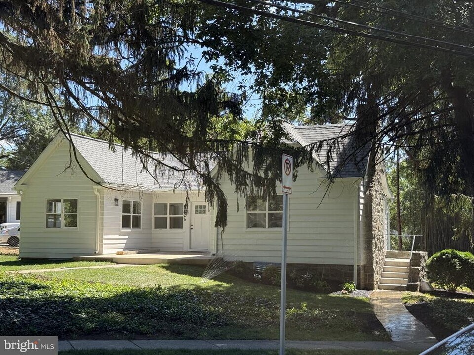 5426 McKinley St in Bethesda, MD - Building Photo
