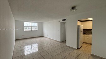 666 W 81st St in Hialeah, FL - Building Photo