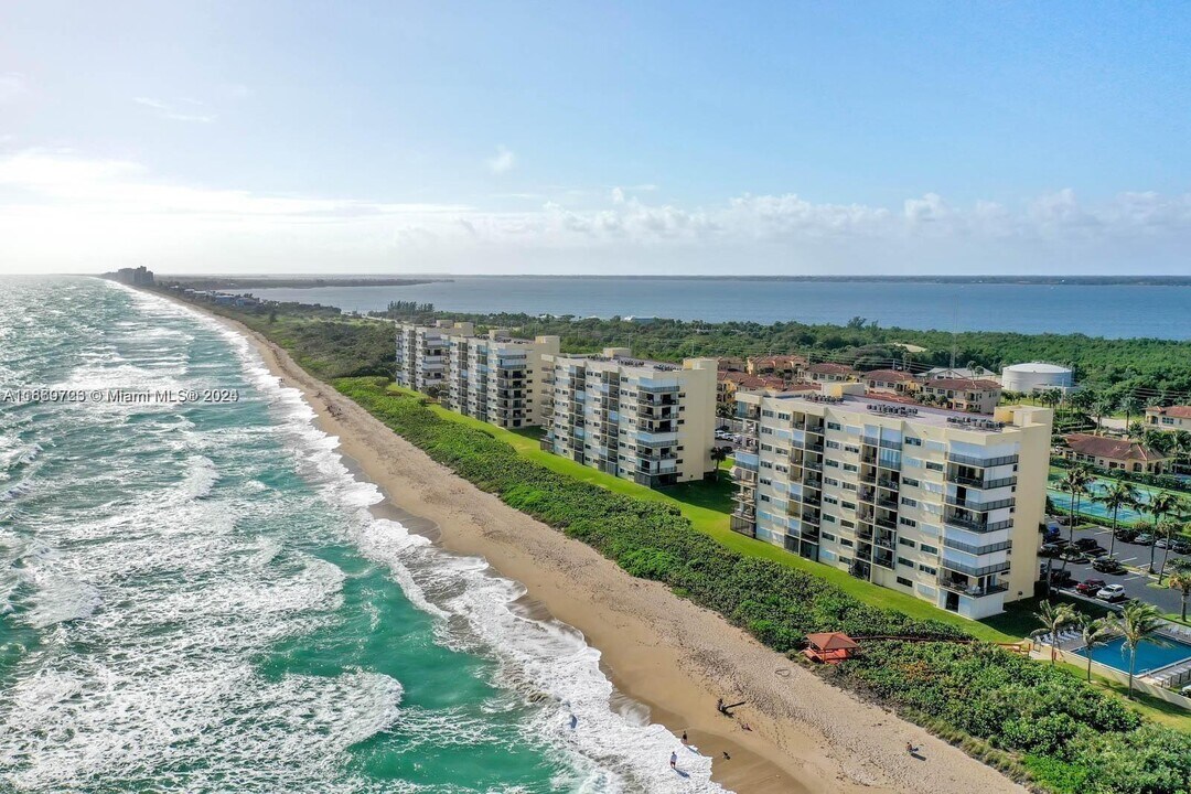 7410 S Ocean Dr in Jensen Beach, FL - Building Photo