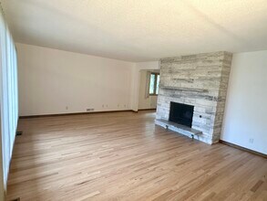 7301 Glouchester Dr in Minneapolis, MN - Foto de edificio - Building Photo