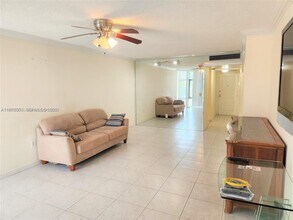 3375 N Country Club Dr, Unit 203 in Miami, FL - Building Photo - Building Photo