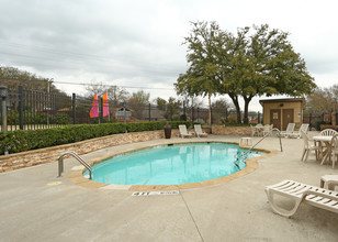 Waterchase Gardens: Charming Townhomes in ... in Fort Worth, TX - Foto de edificio - Building Photo