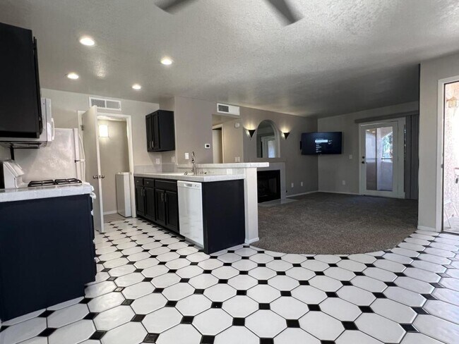 7570 W Flamingo Rd in Las Vegas, NV - Building Photo - Building Photo