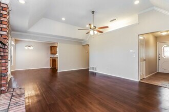819 Crystal Creek Ln in Arlington, TX - Building Photo - Building Photo
