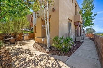 24 Emory Pass in Santa Fe, NM - Foto de edificio - Building Photo