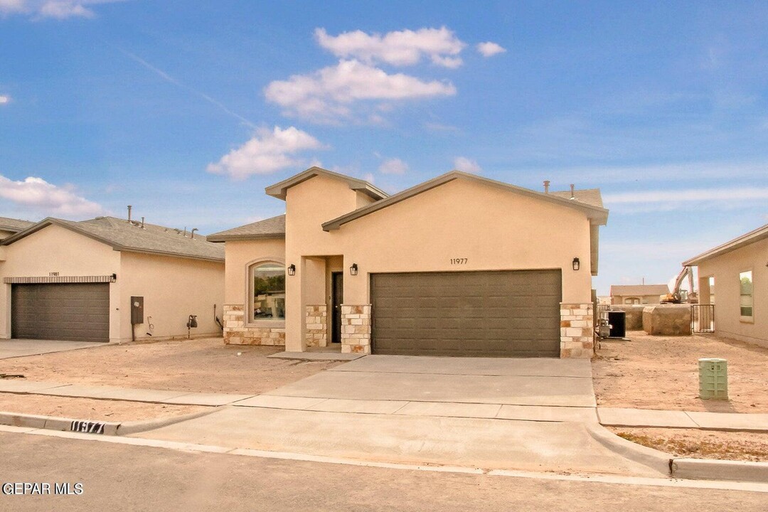 127 Bonnie Trl in Santa Teresa, NM - Building Photo