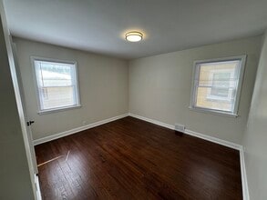 8625 W Burleigh St in Milwaukee, WI - Foto de edificio - Building Photo