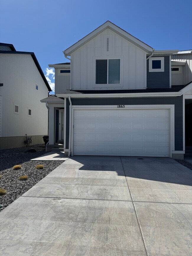 1865 N Blue Iris Ave in Tooele, UT - Foto de edificio - Building Photo
