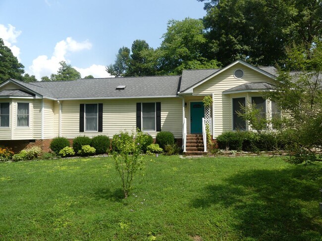 7545 Corr St in Gloucester, VA - Building Photo - Building Photo