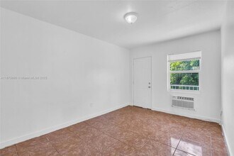1245 NW 60th St, Unit 4 in Miami, FL - Building Photo - Building Photo