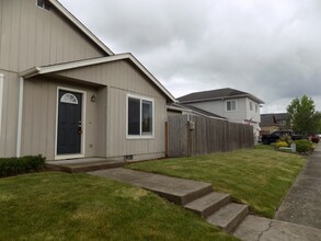 824-828 Erica Way in Harrisburg, OR - Building Photo - Building Photo