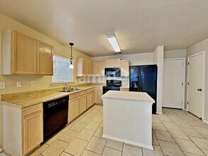 4974 Bending Elms in San Antonio, TX - Foto de edificio - Building Photo