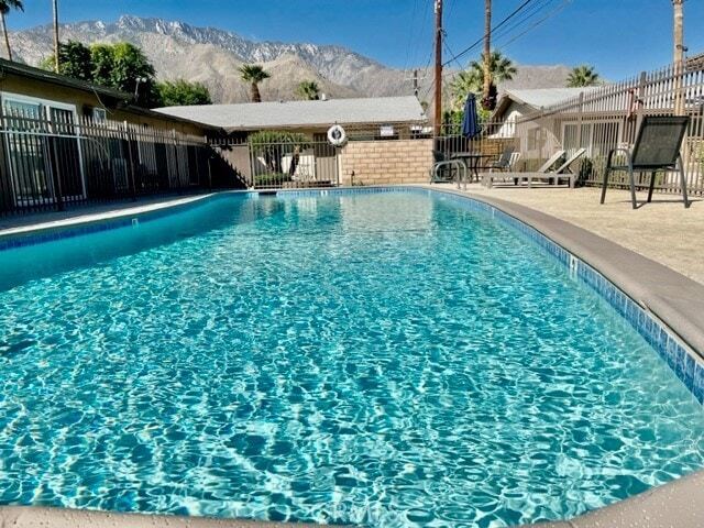 686 E Cottonwood Rd, Unit G in Palm Springs, CA - Foto de edificio - Building Photo