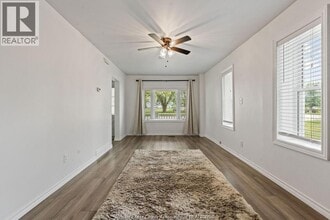 2900 Front Rd in Windsor, ON - Building Photo - Building Photo