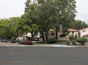 Town Center Apartments in Burbank, CA - Building Photo - Building Photo