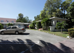 214-218 Antiquera Ave in Coral Gables, FL - Building Photo - Building Photo