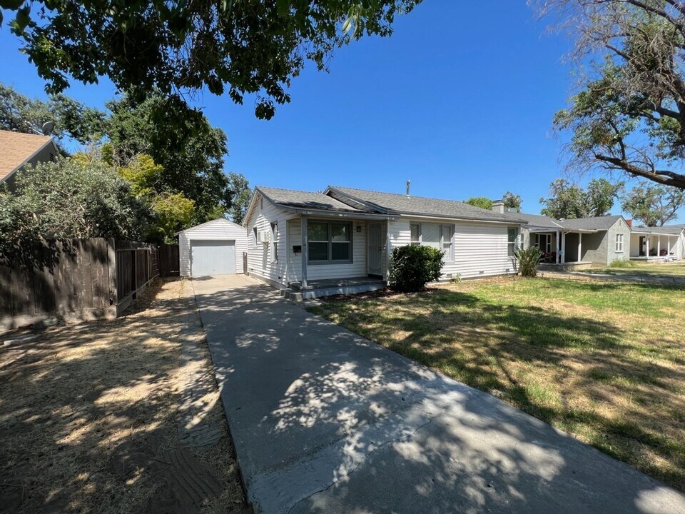 225 Oakshire Ave in Modesto, CA - Building Photo