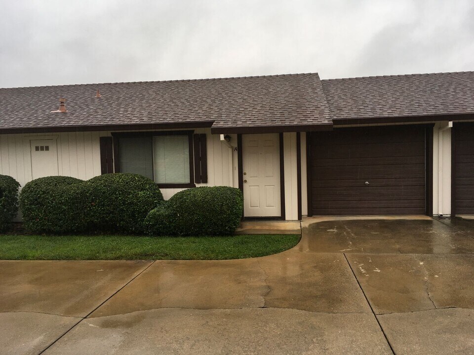 2516 Sabre Ct in Redding, CA - Foto de edificio