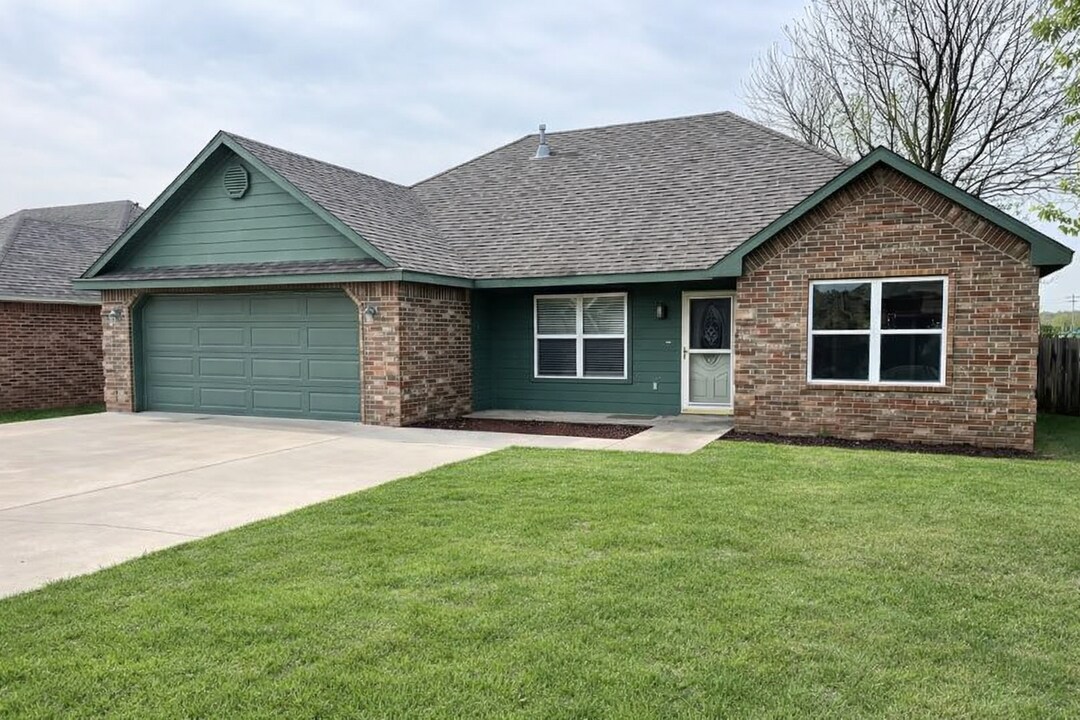 3995 Highland Dr in Tahlequah, OK - Foto de edificio