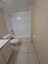 1157 Golden Lakes Blvd, Unit 614 in West Palm Beach, FL - Foto de edificio - Building Photo