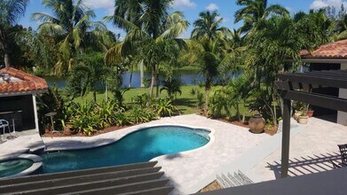 11081 SW 30th Ct in Davie, FL - Foto de edificio - Building Photo