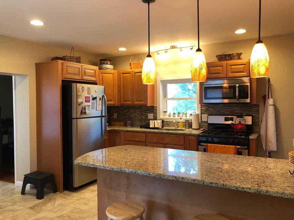 16 Main St, Unit 2 in Easthampton, MA - Foto de edificio