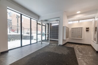 500 Des Pins Av O in Montréal, QC - Building Photo - Lobby