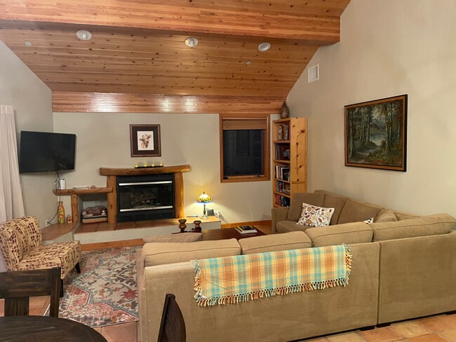 28625 Willow Rd in Lake Arrowhead, CA - Foto de edificio - Building Photo