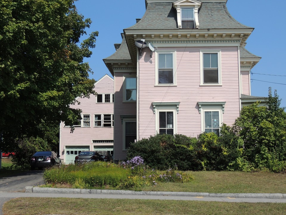 121 Pleasant St in Laconia, NH - Building Photo