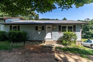 221 Pattie Gap Rd in Philadelphia, TN - Building Photo